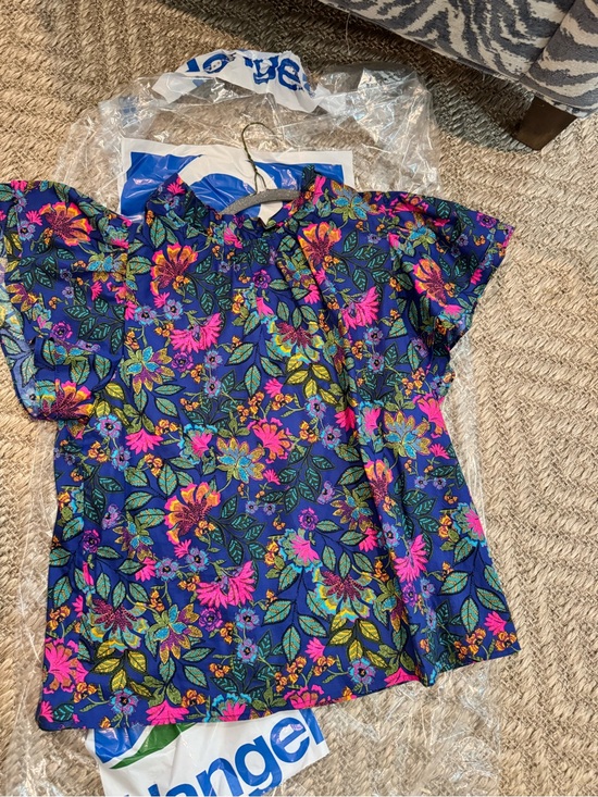 Sugarlips Tops - Beautiful Sugarlips size medium floral short sleeve blouse LIKE NEW